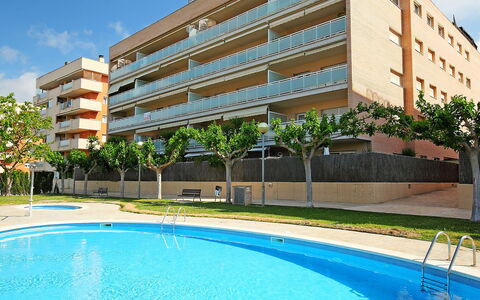 Nou Salou: Acqua, Pianta, Costruzione, Cielo, Proprietà, Giorno, Piscina, Azzurro, Blu, Nube