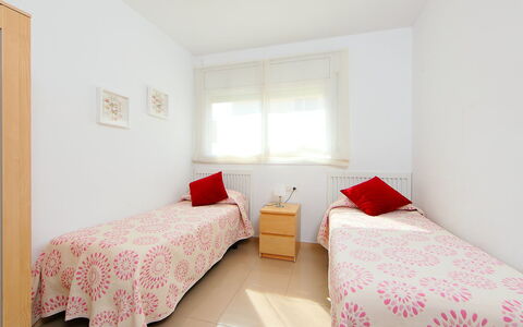 Nou Salou: Camera Da Letto, Letto, Mobilia, Camera, Lenzuolo, Proprietà, Bedding, Telaio Del Letto, Interior Design, Pavimento