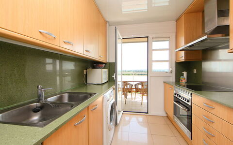 Nou Salou: Cabinetry, Controsoffitto, Lavandino Della Cucina, Lavello, Mobilia, Rubinetto, Legna, Cucina Stufa, Cucina, Elettrodomestico Da Cucina