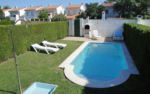 Montalt Viii: Piscina, Proprietà, Erba, Backyard, Erba Sintetica, Casa, Lettino, Cortile, Immobiliare, Prato