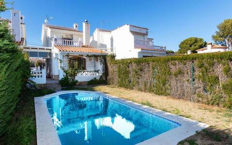 Casa Blanca: Acqua, Cielo, Pianta, Proprietà, Costruzione, Azzurro, Albero, Corpo D'Acqua, Erba, Piscina