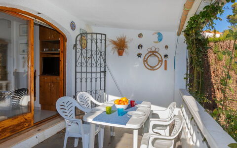 Casa Blanca: Mobilia, Proprietà, Pianta, Tavolo, Costruzione, Azzurro, Legna, Sedia, Interior Design, Giallo
