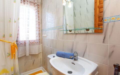 Montalt Ix: Rubinetto, Specchio, Idraulico Fixture, Lavello, Proprietà, Lavandino Del Bagno, Bagno, Viola, Interior Design, Architettura
