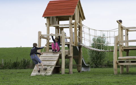 Ganuenta: Spazio Pubblico, Terreno Di Gioco, Attrezzatura Giochi All'Aperto, Insediamento Umano, Campo Da Giuoco, Ricreazione, Divertimento, Erba, Albero, Tempo Libero