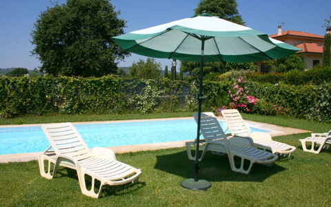 Casa Clementina: Acqua, Pianta, Mobilia, Cielo, Verde, Ombrello, Shade, Albero, Lettino, Mobili Da Esterno