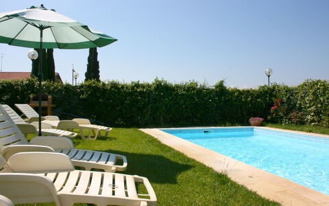 Casa Clementina: Acqua, Pianta, Proprietà, Cielo, Verde, Shade, Mobili Da Esterno, Erba, Piscina, Sedia