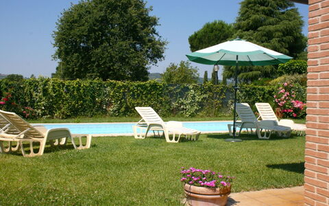 Casa Clementina: Pianta, Mobilia, Fiore, Proprietà, Cielo, Albero, Shade, Mobili Da Esterno, Erba