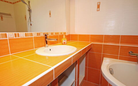 Walter: Bagno, Camera, Proprietà, Piastrella, Pavimento, Arancia, Parete, Interior Design, Architettura, Pavimentazione