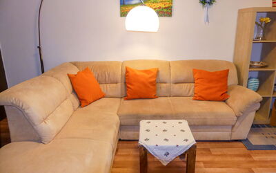 Walter 240.5: Tavolo, Divano, Mobilia, Proprietà, Legna, Arancia, Divano Letto, Illuminazione, Interior Design, Soggiorno