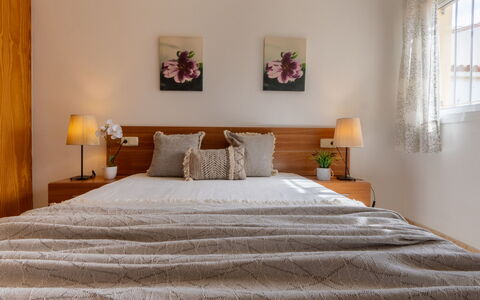 Flamenc 1: Mobilia, Letto, Bedding, Interior Design, Camera Da Letto, Lenzuolo, Biancheria, Legna, Camera, Pavimento