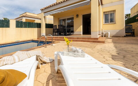 Flamenc 2: Piscina, Zona Residenziale, Casa, Mobili Da Esterno, Estate, Ricorrere, Balcone, Shade, Sedia, Villa