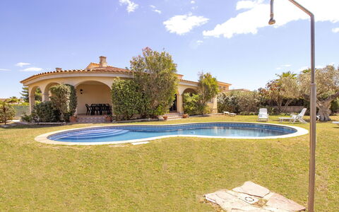 Jardi: Proprietà, Immobiliare, Erba, Costruzione, Casa, Piscina, Estate, Zona Residenziale, Casa, Architettura