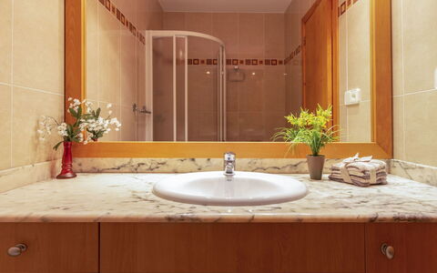 Fumadell: Bagno, Camera, Proprietà, Mobiletto Del Bagno, Piastrella, Rubinetto, Lavello, Interior Design, Controsoffitto, Bagno Accessorio