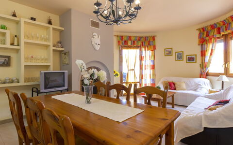 Fumadell: Camera, Sala Da Pranzo, Proprietà, Mobilia, Interior Design, Costruzione, Soffitto, Tavolo, Cucina & Sala Da Pranzo Tavolo, Parete
