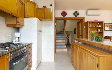 Nellyana: Proprietà, Camera, Cucina, Cabinetry, Controsoffitto, Giallo, Costruzione, Mobilia, Immobiliare, Casa