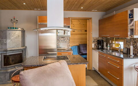 Syvärinkulta B: Mobilia, Cucina, Interior Design, Controsoffitto, Pavimentazione, Elettrodomestico Da Cucina, Legna, Soffitto, Cabinetry, Sedia