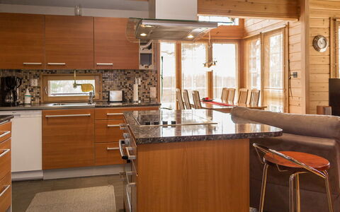 Syvärinkulta B: Mobilia, Cucina, Controsoffitto, Interior Design, Pavimentazione, Cabinetry, Elettrodomestico Da Cucina, Legna, Sedia, Pavimento