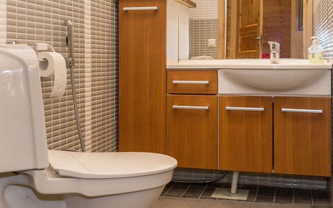 Syvärinkulta B: Lavandino Del Bagno, Lavello, Idraulico Fixture, Pavimentazione, Bagno, Interior Design, Legna, Pavimento, Mobiletto Del Bagno, Rubinetto