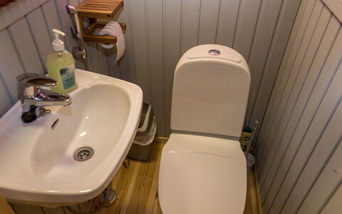 Syvärinkulta B: Toilet Seat, Bagno, Idraulico Fixture, Gabinetto, Pavimentazione, Pavimento, Idraulico, Lavandino Del Bagno, Lavello, Rubinetto