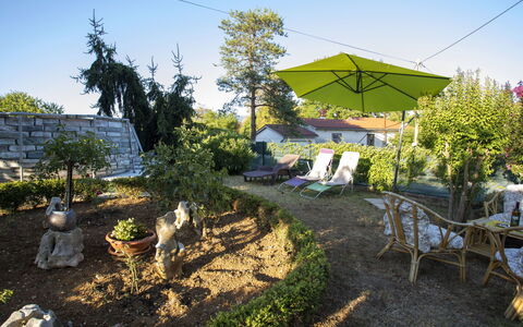 Olivia: Tavolo, Cielo, Proprietà, Mobilia, Pianta, Sedia, Azzurro, Shade, Interior Design, Architettura