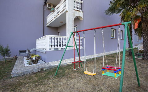 Olivia: Tavolo, Cielo, Proprietà, Mobilia, Pianta, Sedia, Azzurro, Shade, Interior Design, Architettura