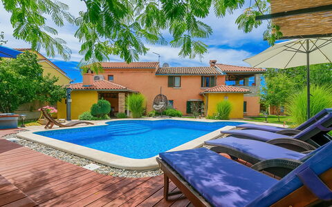 Loreta: Piscina, Proprietà, Immobiliare, Casa, Costruzione, Casa, Zona Residenziale, Backyard, Estate, Cortile