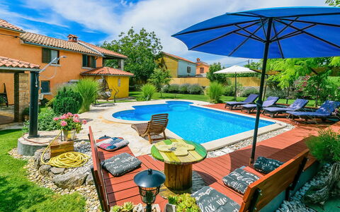 Loreta: Acqua, Pianta, Cielo, Nube, Proprietà, Costruzione, Blu, Azzurro, Albero, Piscina