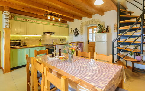 Loreta: Mobilia, Proprietà, Cabinetry, Tavolo, Legna, Interior Design, Cucina, Fascio, Mensola, Pavimento