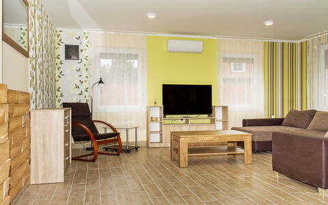 Balatonkeresztur 725: Mobilia, Divano, Costruzione, Legna, Interior Design, Pavimentazione, Sala, Tavolo, Pavimento, Parete