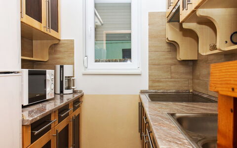 Balatonkeresztur 725: Cabinetry, Controsoffitto, Proprietà, Cucina Stufa, Cucina, Legna, Interior Design, Finestra, Elettrodomestico Da Cucina, Costruzione