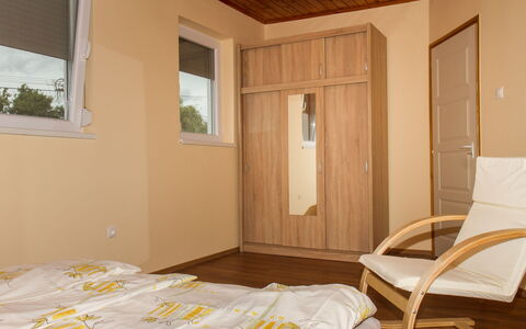 Balatonkeresztur 725: Mobilia, Costruzione, Finestra, Porta, Legna, Interior Design, Pavimento, Shade, Comfort