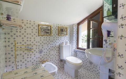 Villa Poggiobello: Bagno, Proprietà, Camera, Interior Design, Piastrella, Immobiliare, Pavimento, Costruzione, Parete, Casa