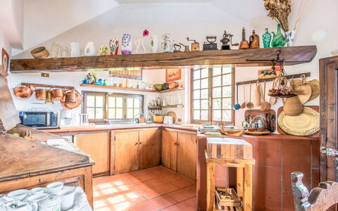 Villa Poggiobello: Proprietà, Mensola, Scaffalature, Legna, Interior Design, Pavimento, Cabinetry, Cucina, Parete, Finestra