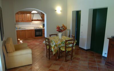 Pietra: Camera, Proprietà, Costruzione, Pavimento, Mobilia, Interior Design, Casa, Sala Da Pranzo, Immobiliare, Tavolo