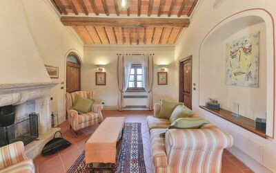 The Room 6 has a beautiful living room where 5 communicates with the chamber and the chamber 10 in a very familiar and comfortable with the sofa and a fireplace