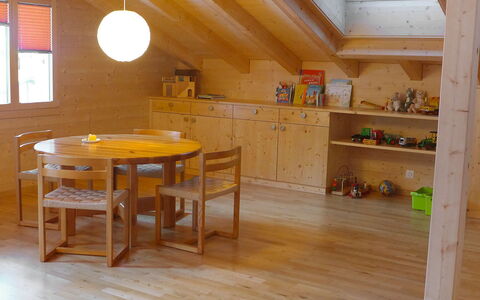 Chalet Almisgässli: Tavolo, Mobilia, Proprietà, Finestra, Legna, Mensola, Interior Design, Pavimento, Pavimentazione, Sala