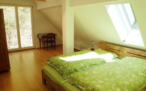 Leubach: Camera Da Letto, Letto, Camera, Mobilia, Proprietà, Lenzuolo, Telaio Del Letto, Materasso, Bedding, Interior Design