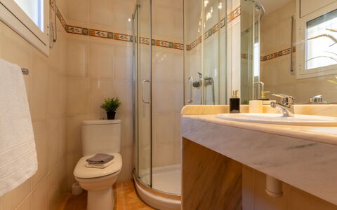 Sally: Specchio, Lavello, Proprietà, Idraulico Fixture, Rubinetto, Costruzione, Bagno, Interior Design, Lavandino Del Bagno