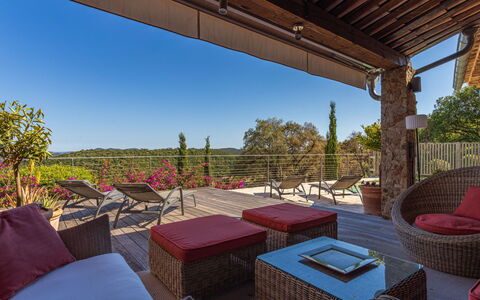 Le Pas de Courtin: Mobilia, Sedia, Mobili Da Esterno, Tavolo, Shade, Tavolo Esterno, Eco Hotel, Ricorrere, Terrazza, Giardino