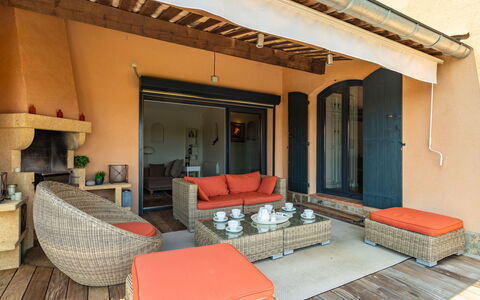 Le Pas de Courtin: Mobilia, Proprietà, Tavolo, Interior Design, Legna, Architettura, Comfort, Soggiorno, Divano, Shade