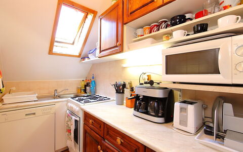 Zsuzsi: Controsoffitto, Camera, Cucina, Proprietà, Cabinetry, Mobilia, Costruzione, Interior Design, Giallo, Arancia