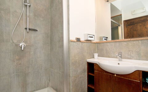 'O Pignatiello: Marrone, Specchio, Mobiletto Del Bagno, Rubinetto, Idraulico Fixture, Lavello, Proprietà, Soffione Doccia, Bagno, Cabinetry