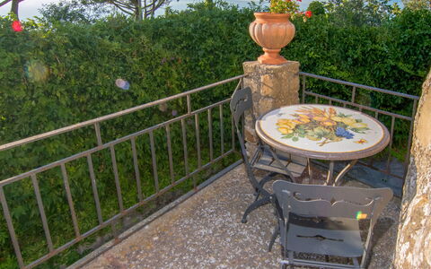 'O Pignatiello: Pianta, Proprietà, Tavolo, Tavolo Esterno, Mobili Da Esterno, Sedia, Legna, Erba, Fiore, Recinzione