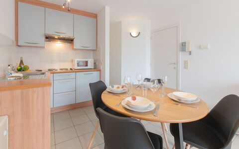 Tivoli 37 with Parking: Tavolo, Mobilia, Proprietà, Cabinetry, Sedia, Legna, Controsoffitto, Interior Design, Pavimentazione, Pavimento