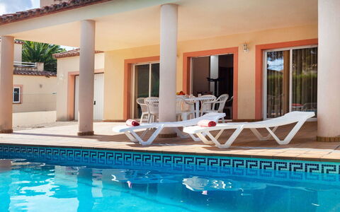 Villa Cala Nova B: Acqua, Proprietà, Piscina, Costruzione, Mobilia, Bianca, Finestra, Azzurro, Lettino, Sedia