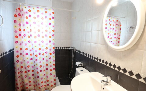 Villa Cala Nova B: Bagno, Proprietà, Camera, Piastrella, Gabinetto, Toilet Seat, Rosa, Interior Design, Parete, Pavimento