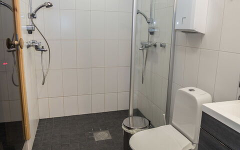 Villa Vuosseli C 1: Bagno, Toilet Seat, Idraulico Fixture, Gabinetto, Pavimentazione, Pavimento, Idraulico, Lavello, Interior Design, Rubinetto