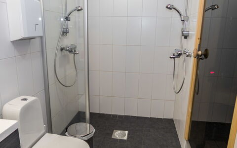 Villa Vuosseli C 2: Bagno, Idraulico Fixture, Gabinetto, Pavimentazione, Pavimento, Toilet Seat, Doccia, Idraulico, Interior Design, Soffione Doccia