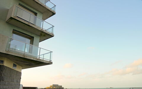 Le Grand Large: Cielo, Architettura, Nube, Casa, Mare, Oceano, Costruzione, Torre, Balcone, Luce Del Sole