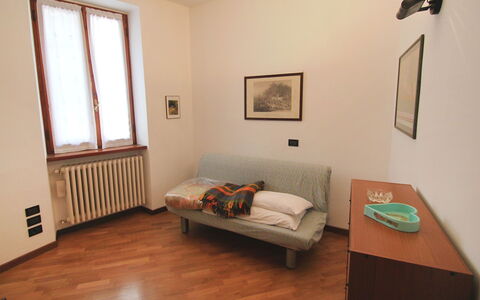 Gargnano 250: Camera, Pavimento, Proprietà, Mobilia, Latifoglie, Interior Design, Pavimento In Legno, Parete, Costruzione, Soffitto